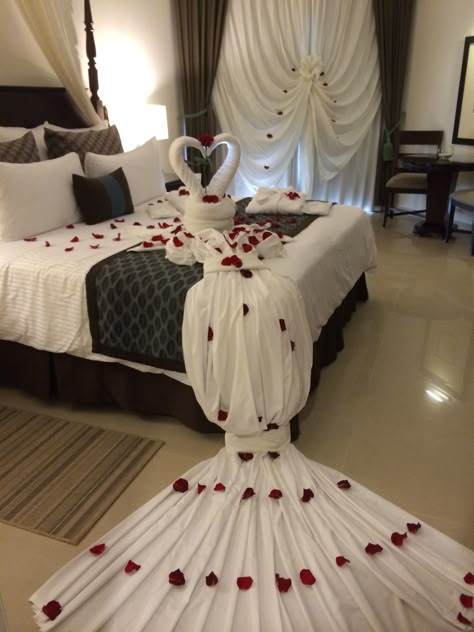 Wedding Bedroom Decoration Romantic, Romantic Room Design, Wedding Bedroom Decoration, Bridal Suite Decor, Romantic Hotel Rooms, Wedding Night Room Decorations, Romantic Room Surprise, Room Surprise, Suite Decor