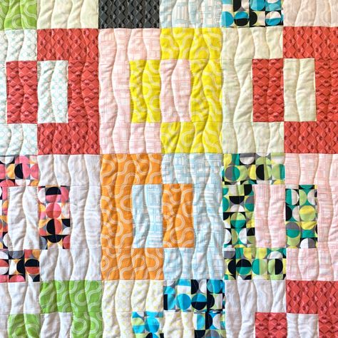 How To Machine Quilt Wavy Lines, Wavy Line Quilting Designs, Wavy Lines Quilting, Wavy Line Quilting, Straight Line Quilting Ideas, Box Quilt Pattern, Modern Machine Quilting, Quilt Simple, Learn To Quilt