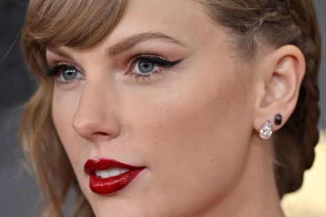 Have Gen Z really canceled liquid eyeliner? We asked the experts Gen Z Makeup, Taylor Swift Cat, Minimal Makeup Look, Minimal Makeup, Winged Liner, Liquid Liner, Black Eyeliner, Winged Eyeliner, Gen Z