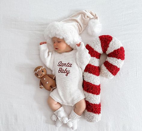 December Baby Photoshoot Ideas, 6 Month Old Christmas Photoshoot, Christmas Photo Ideas For Babies, Christmas Decor Ideas For Baby Photoshoot, Xmas Baby Photoshoot, Newborn Christmas Pictures Family, Baby Christmas Picture Ideas, Krismas Baby Photoshoot, Baby Photo Shoot Christmas Theme