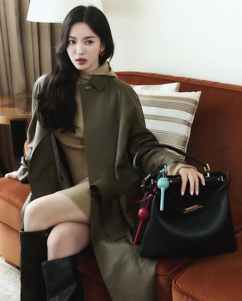 Repost from @harpersbazaarkorea • #Advertisement Global Fashion House Fendi (@fendi) released a 2024 autumn-winter Picasso bag pictorial with brand ambassador actor Song Hye-kyo (@kyo1122). In the pictorial, Song Hye-kyo wore Peekaboo Soft bag, Pendy’s new bag collection. You can even check the elegant styling completed with a black picabu soft bag and a stylish mood look with a dark green leather coat and a beige dress. Meet Pikabu Soft, Fendy’s new bag collection with a new silhouette an... Song Hye Kyo Style, Autumn In My Heart, Seo Ji Hye, Hye Kyo, Fendi Peekaboo, Soft Bag, Beige Dress, Song Hye Kyo, Bag Collection