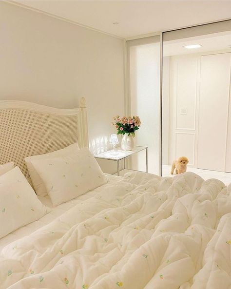 White Bedsheets, Aesthetic White, Cozy Room Decor, Color Palette Design, Living Room Decor Apartment, Cozy Room, Room Inspiration Bedroom, Apartment Interior, Room Organization