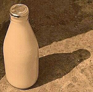 Embedded image Vintage Milk Bottles, Splendour In The Grass, Glass Milk Bottles, Milk Bottles, In Memory Of Dad, Childhood Days, Fresh Milk, Coca Cola Vintage, Summer Family