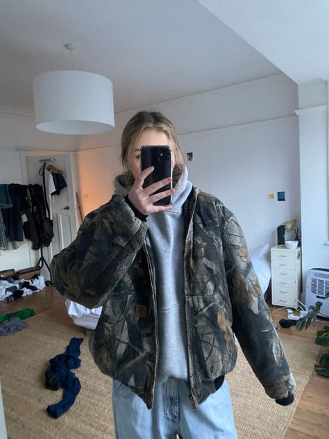 Camp Top Outfit, Winter Carhartt Outfits, Camo Carhartt Jacket Outfit, Camo Jacket Outfit Aesthetic, Aesthetic Camo Outfit, Camo Carhartt Jackets, Carhartt Camo Jacket, Carhartt Zip Up Hoodie Outfit, Winter Florida Outfits Casual