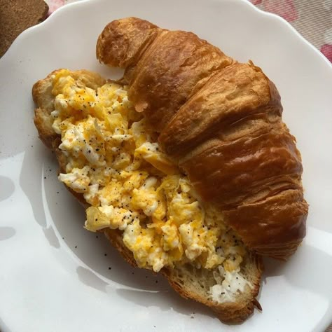 Healthy Crossiant Sandwich, Healthy Croissant Breakfast, Croissant Meals, Breakfast Croissant, Croissant Sandwich, Croissant Breakfast, Healthy Lunch Snacks, Healthy Food Inspiration, Egg And Cheese