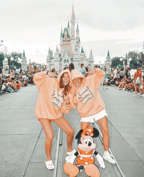 Disney Picture Ideas, Beat Friends, Disney Trip Outfits, Disney Challenge, Disney Lifestyle, Cute Disney Outfits, Disney Photo Ideas, Disney World Pictures, Disneyland Pictures