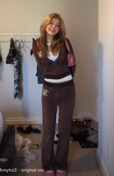 Track Suit Aesthetic, Velour Pants Outfit, Brown Juicy Couture, Suit Aesthetic, Juicy Couture Tracksuit, Tracksuit Outfit, Velour Tracksuit, 2000 Fashion, Velour Pants