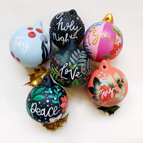 Ceramic Ornaments Diy Painted, Pinterest Christmas Crafts, Hand Painted Bauble, Handpainted Christmas Ornaments, Handmade Christmas Crafts, Painted Christmas Ornaments, Ornament Ideas, Instagram Christmas, Painted Ornaments