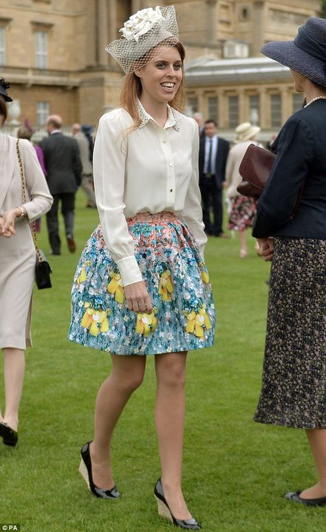 Garden Party Outfits, Buckingham Palace Garden Party, Princess Eugenie And Beatrice, Royal Garden Party, Buckingham Palace Gardens, Garden Party Outfit, Princesa Real, Princess Letizia, Flower Print Skirt