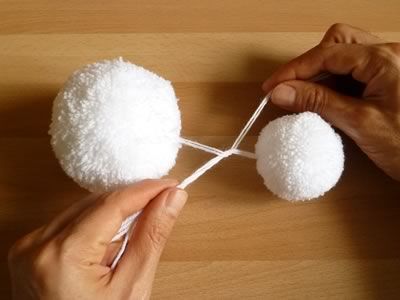 Homemade Craft Ideas | Tighten the knot so that the two pom poms come together firmly. Secure ... Snowman Craft Ideas, Christmas Pom Pom Crafts, Christmas Pom Pom, Snowman Craft, Snowman Christmas Decorations, Christmas Craft Projects, Diy Snowman, Pom Pom Crafts, Navidad Diy