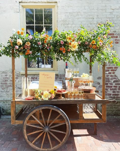 Wedding Standing Tables, Flower Carts Display Ideas, Diy Flower Cart, Cafe Cart, Mobile Flower Shop, Flower Carts, Wooden Cart, Deco Champetre, Candy Cart