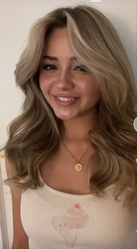 Tess Holloway, Medium Hairstyles For Women, Summer Blonde Hair, Butterfly Haircut, Dirty Blonde Hair, Cute Haircuts, Hairstyles For Layered Hair, Haircut Inspo, Hair Cut Ideas