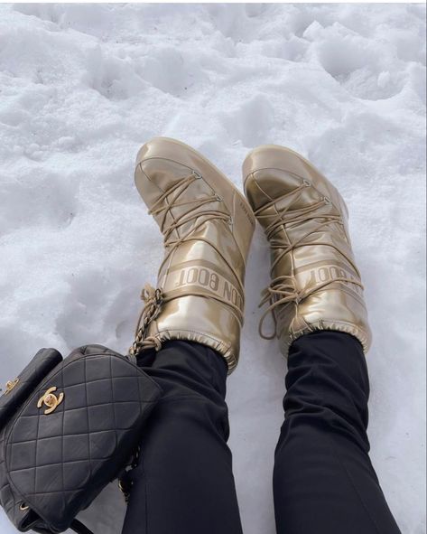 Nobu Recipe, Moon Boots Outfit, Ski Outfit For Women, Ski Fits, Apres Ski Outfits, Apres Ski Style, Ski Coat, Ski Outfit, Gold Outfit