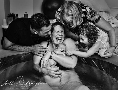 19 Award-Winning Birth Photos That'll Actually Take Your Breath Away Home Birth Photography, Moving Photos, Birth Photos, Water Birth, Birth Photographer, Birth Details, Birth Photography, Photography Competitions, Home Birth