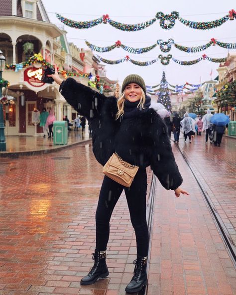 Valentina Ferragni on Instagram: “The first little snow of the year in Disneyland! ❤️❄️🏰 #disneyxmas” Disneyland Paris Outfit Winter, Disney Outfits Women Winter, Disney World Outfits Winter, Disney Outfits Winter, Disney Winter Outfits, Disneyland Outfit Winter, January Outfits, Valentina Ferragni, Paris Outfit Ideas