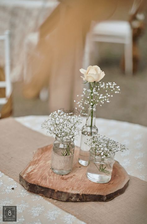 Simple Engagement Party Decorations, Elegant Engagement Party Ideas, Backyard Engagement Party Decorations, Engagement Party Table Decor, Simple Engagement Party, Casual Engagement Party, Engagement Party Centerpieces, Small Engagement Party, Fall Engagement Party