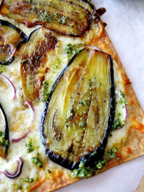 tarte fine aux aubergines Eggplant Flatbread, Eggplant Tart, Lavash Pizza, Flatbread Pizzas, Pesto Mozzarella, Eggplant Recipe, Tarte Fine, Eggplant Dishes, Sourdough Pizza