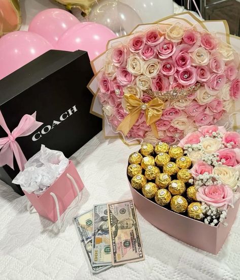 Pink And Gold Gift Basket, Gift Baskets With Flowers, Pastel Gift Basket, Gf Gift Ideas Christmas, Birthday Gifts For Girlfriend Luxury, Big Gift Box Ideas, Girly Gift Baskets Birthdays, Girly Birthday Gifts, Mother’s Day Gifts Baskets