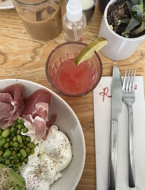 Rubys Cafe Nyc, Cafe In New York, Nyc Breakfast, Grapefruit Mimosa, Cafe Nyc, Nutrition Food, Midtown Manhattan, Breakfast Bowl, Food Inspo