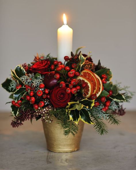 Christmas Floral Arrangements Diy, Winter Flower Arrangements, Christmas Flower Decorations, Winter Floral Arrangements, Diy Christmas Table, Table Flower Arrangements, Candle Arrangements, Christmas Flower Arrangements, Christmas Table Centerpieces