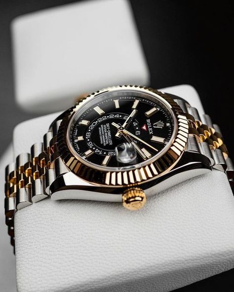 Sky Dweller, Fancy Watches, Rolex Watches For Men, Wrist Game, Expensive Watches, Luxury Timepieces, Rolex Watch, Wedding Suits Men, Trading Company