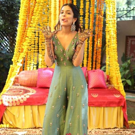 ZoWed on Instagram: "Cheers to this 50 shades of bride look! From her Mehendi to wedding day she just nailed every look! 😍😍 . Via - @thepearshapedstylist . indianwedding #indianbride #zowed #indianweddings #indianfashion #indiancouture #jaipurwedding #weddingphotography #weddingblog #weddingphotographer #weddingplanning #weddingplanner #southasianwedding #southasianbride #mehendi #mehendiceremony #decorgoals #floraldecor #decorideas #weddingdecor #mehendidecor #mehendidecorgoals #intimatemehen Bridal Outfits Mehendi, Mehendi Bride Outfit, Bride Mehendi Outfit, Mehendi Outfit For Bride, Mehendi Lehenga Brides, Bridal Mehendi Outfits, Mehendi Dresses For Bride, Simple Mehendi Outfits For Bride, Mehendi Dress Brides