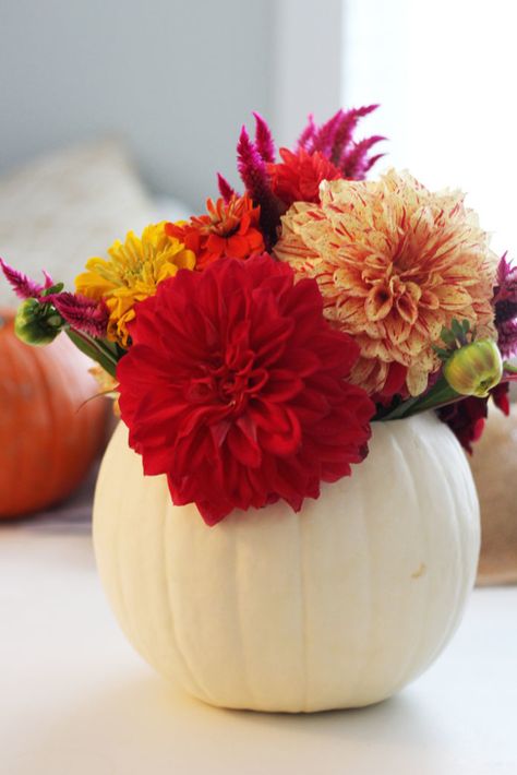 Easy Fall Pumpkin Centerpiece Hydrangea Farmhouse, Pumpkin Flower Pots, Fall Pumpkin Centerpieces, Pumpkin Planter, Pumpkin Vase, Pumpkin Centerpiece, Pumpkin Arrangements, Plastic Pumpkins, Foam Pumpkins