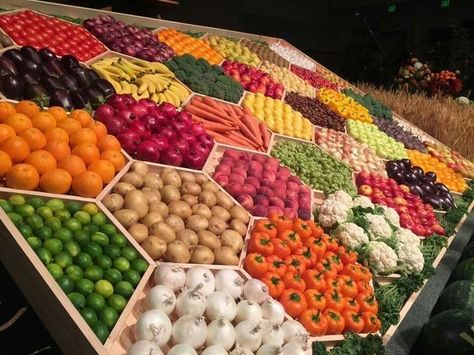 Fruit Veggie & Herb Appreciation Post ♥️ Fruits And Vegetables Shop Design, Supermarket Design Interior, Fruit And Veg Shop, Juice Bar Design, Farmers Market Display, Vegetable Packaging, Store Shelves Design, Vegetable Shop, Grocery Store Design