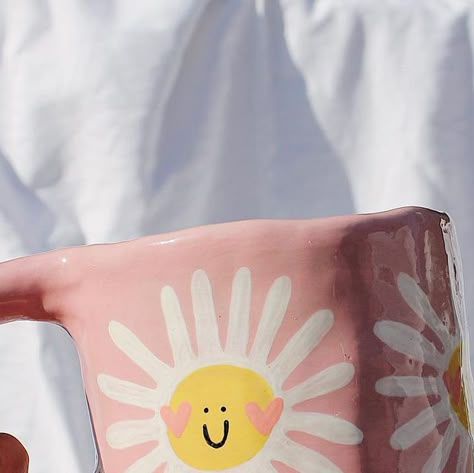 uglie mug ceramics on Instagram: "More daisy babes coming in the next drop on Friday 29th October! I’m still very much in love with these cuties 🥰🌸✨" Painting Ideas Ceramics, Cup Painting Ideas, Ceramic Mug Art, Mug Inspiration, Cup Inspiration, Mug Painting, Cup Painting, Candle Painting, Diy Pottery Painting