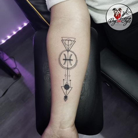 Geometric Pisces Tattoo, Pices Tattoo Men, Pices Zodiac Tattoo, Zodiac Tattoos Pisces, Small Tattoos Ideas, Trident Tattoo, Pisces Tattoo Designs, Symmetrical Tattoo, Unique Butterfly Tattoos