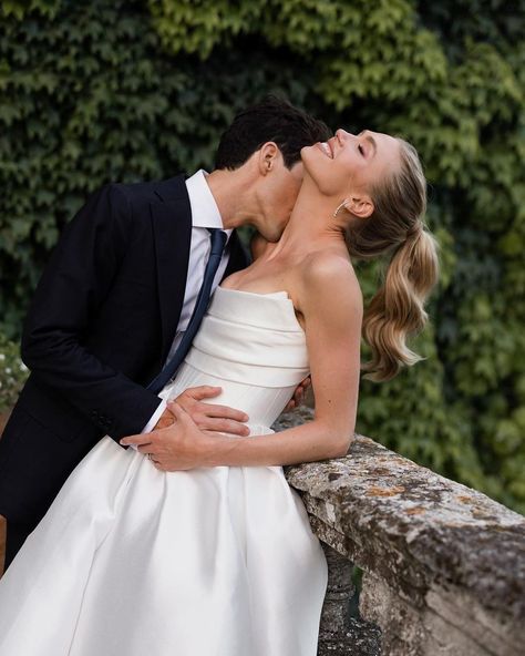 Wedding Ideas 2024, Wedding Portrait Poses, Bride Photoshoot, Wedding Photography Styles, Tuscany Wedding, Photo Couple, Wedding Photo Inspiration, Wedding Shots, Wedding Poses