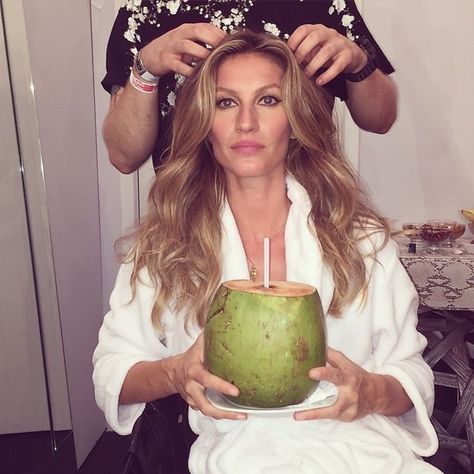 How to eat like a supermodel Gisele Bundchen Diet, Gisele Bundchen Body, Tom Brady And Gisele, Best Body Scrub, Mane Addicts, Celebrity Diets, Doutzen Kroes, Diet Guide, Gisele Bündchen