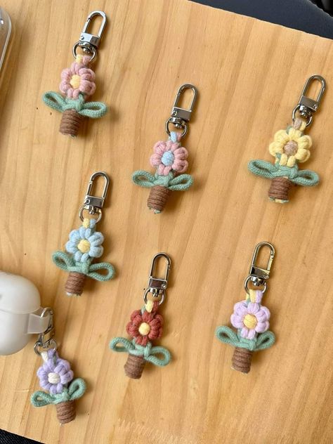 Key Holder Macrame, Yarn Key Chains Diy, Macrame Bag Charm, Cute Macrame Ideas, Key Chains Crochet, Spring Diy Crafts, Macrame Aesthetic, Macrame Chain, Macrame Charm