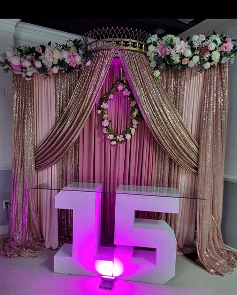 Background Quinceanera, Quinceanera Crown Backdrop, Quinceanera Background Ideas, Backdrop For Quinceanera, Quinceanera Backdrop Ideas Head Tables, Elegant Backdrop Ideas, Quinceanera Main Table, Pink And Gold Quinceanera Decorations, 15 Decorations Ideas