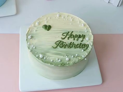 Simple Green Cake Designs, Pastel Green Birthday Cake, Green Colour Cake Design, Green Aesthetic Cake, Cute Green Cake, Green Bento Cake, Sage Green Cake Ideas, Green Birthday Cake Ideas, Birthday Cake Aesthetic Green