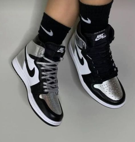 Nike Shoes Women Fashion, Fly Shoes, Pretty Shoes Sneakers, Shoes Outfit Fashion, Nike Air Shoes, Cute Nike Shoes, Cute Sneakers, Cute Nikes, Swag Shoes