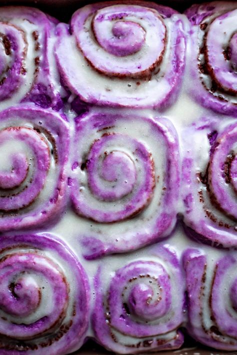 Fluffy and Moist Ube Cinnamon Rolls - Cooking Therapy Ube Bread Recipe, Ube Halaya, Cinnamon Sticky Buns, Ube Recipes, Sweet Brunch, Asian Chicken Recipes, Filipino Desserts, Sticky Buns, Cinnamon Rolls Recipe