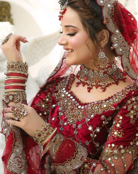 Dulhan Dp, Indian Bride Makeup, Pakistani Bridal Makeup, Indian Bridal Photos, Couple Picture Poses, Love Couple Photo, Fashion Suits For Men, Bride Makeup, Pakistani Actress