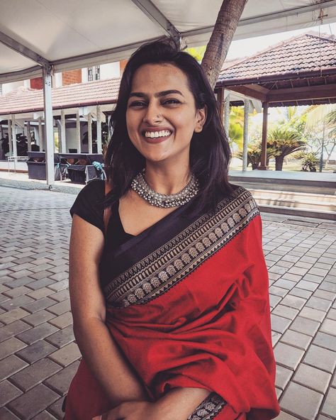 Shraddha Srinath on Instagram: “While @rohitsabu and @gauravkumar.photo aggressively debated about the Nexus camera versus the Pixel 2 camera, I was dragged in to model…” Saree Colors, Elegant Sarees, Ethnic Saree, Sarees For Girls, Indian Sari Dress, Sari Design, Saree Jewellery, Modern Saree, Indian Saree Blouses Designs