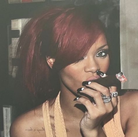 Rihanna Ginger Hair, Rihanna Pink Hair, Red Hair Rihanna, 2000s Red Hair, Rihanna Hair Color, Rihanna Man Down, Pretty Flicks, Rihanna Red Hair, Rihanna Hairstyles