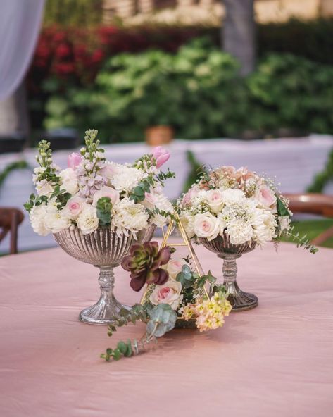 Decor For Indian Wedding, Indian Wedding Centerpieces, Simple Floral Centerpieces, Dinner Table Set Up, Table Centerpiece Ideas, Wedding Planning Packages, Table Floral Arrangements, Indian Dinner, Dinner Decor