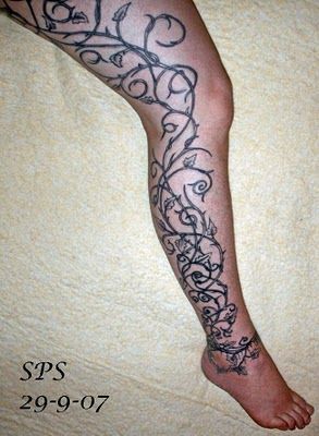 Leg vine (no website) Poison Ivy Tattoo, Ivy Tattoo, Leg Henna, Full Leg Tattoos, Harry Styles Tattoos, Parties Du Corps, Full Arm Tattoos, Vine Tattoos, Plant Tattoo