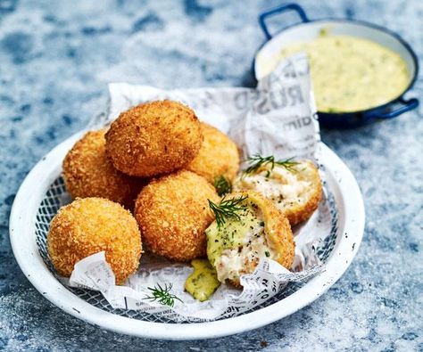 These smoked trout potato croquettes with herb dipping sauce are the perfect accompaniment to your menu. Arancini Balls, Risotto Balls, Arancini Recipe, Fancy Fish, Vegan Fudge, Potato Croquettes, Fresh Olives, Smoked Trout, Falafels