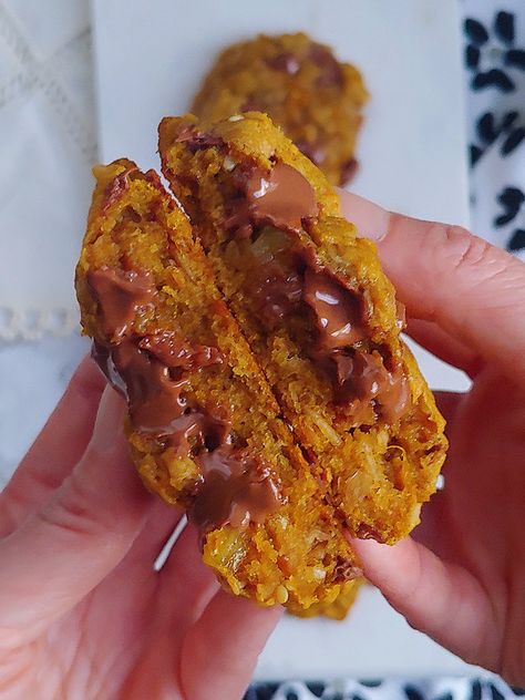 Swirls of Kabocha in an oatmeal cookie with chocolate chunks, hint of miso and five spice. Kabocha Dessert, Miso Squash, Kabocha Squash Recipe, Asian Dessert Recipes, Five Spice, Baked Squash, Kabocha Squash, Oatmeal Chocolate, Browned Butter