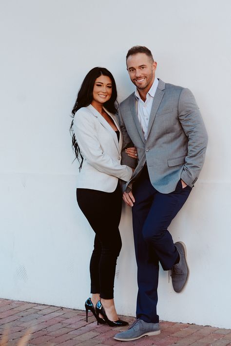 Business Partner Photoshoot Man And Woman, Professional Business Couple Photoshoot, Couple Headshot Poses, Couples Business Photoshoot, Professional Poses, Real Estate Outfits, Couple Business, Business Couple, Real Estate Agent Branding