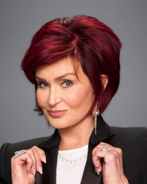 Sharon is a gorgeous lady! Sharon Osborne Haircut, Sharon Osbourne Hairstyles, Sharon Osbourne Hair, Plum Red Hair, Short Hairstyles Over 50, Sharon Osbourne, Haircut Men, Hair Styles 2017, Athletic Hairstyles