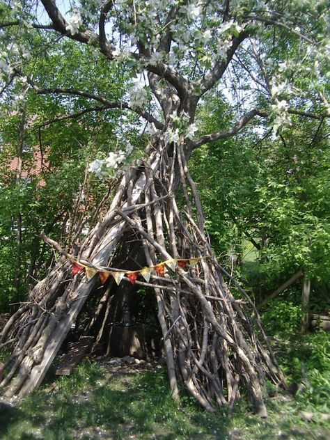 Epic Outdoor Forts You Can Actually Build Branch Teepee, Teepee Outdoor, Outdoor Forts, Diy Fort, Backyard Fort, Kids Forts, Tree Fort, Build A Fort, City Farm