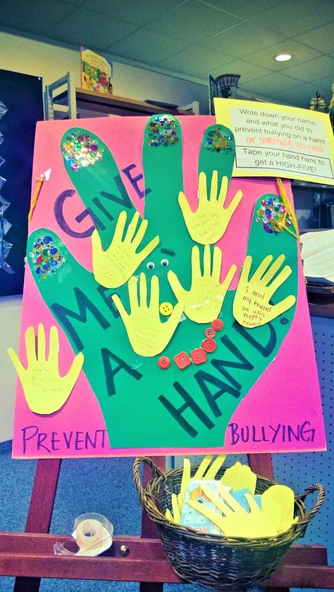 Anti-Bullying Display. Kids write down on the yellow hand things they did to prevent bullying- (i.e. I sat with someone at lunch today who was sitting along or I told my friend she had a nice shirt on) OR they write down the name of the book they read from the Anti-Bullying book list. When they tape the yellow hand to the big green hand, they're giving the green hand a "high-five" for preventing bullying! Courage Activities, Anti Cyberbullying Posters, Poster On Cyberbullying, Anti Bully Slogan, Antibullying Ideas Poster For Kids, Antibullying Ideas, Antibullying Door Decorating Contest, Green Hand, Art Activities For Kids