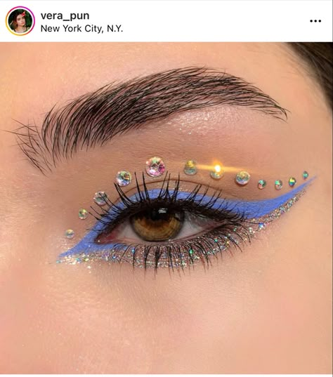 Gymnastics Makeup, Eyeliner Bleu, Jewel Makeup, Eyeliner Glitter, Euphoria Fashion, Rhinestone Makeup, Bold Eye Makeup, Flower Makeup, Blue Eyeliner