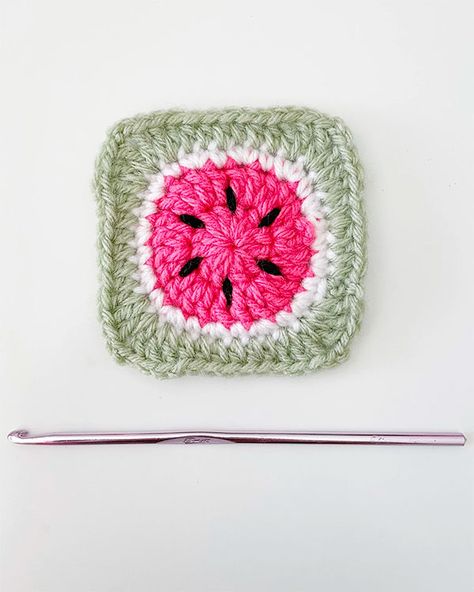 Continue to be intrigued by creative granny square patterns. Imagine sipping your drink by the poolside and having this delicious and refreshing-looking crochet square block as a coaster. We think they’d look lovely as a crochet summer top too. Watermelon Granny Square Crochet, Watermelon Granny Square, Crochet Watermelon, Granny Square Patterns, Granny Square Crochet Patterns Free, Crochet Motif Patterns, Granny Square Bag, Crochet Square Patterns, Granny Squares Pattern